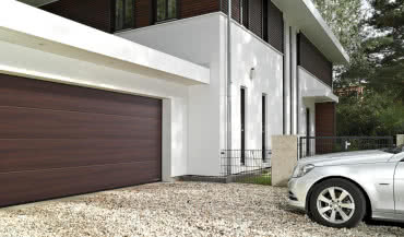 Wybór bramy garażowej: poznaj zalety bram segmentowych
