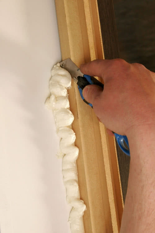 Szczelinę między ościeżnicą a ścianą należy wypełnić niskoprężną pianką montażową, a po wyschnięciu usunąć jej nadmiar za pomocą ostrego noża.