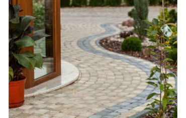 Czy wykonywać opaskę brukową wokół domu?