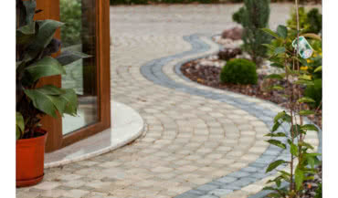 Czy wykonywać opaskę brukową wokół domu?