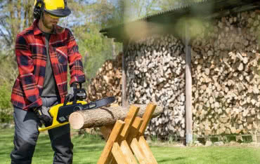 Drewno do kominka - gdzie kupić, jak przygotować i składować?
