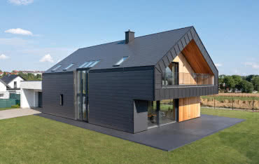 Nowoczesny dach z charakterem – postaw na okna GREENVIEW w kolorze antracyt