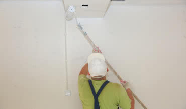 Odświeżenie mieszkania bez ekipy remontowej. Profesjonalne malowanie ścian w praktyce