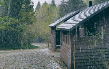 Jak kłaść gont przy opadach lub w okresie jesienno-zimowym?