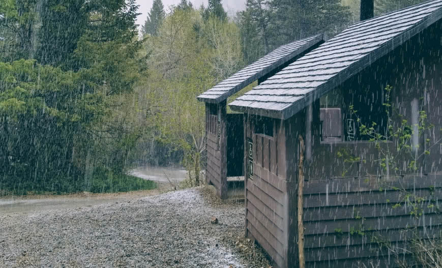 Jak kłaść gont przy opadach lub w okresie jesienno-zimowym?