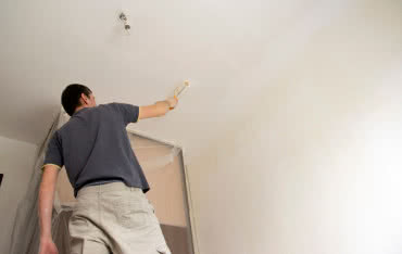 Gruntowanie ścian i sufitów – co daje i kiedy jest konieczne? Poradnik dla budujących i remontujących