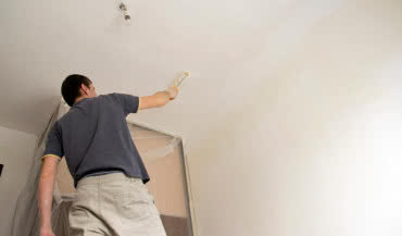 Gruntowanie ścian i sufitów – co daje i kiedy jest konieczne? Poradnik dla budujących i remontujących