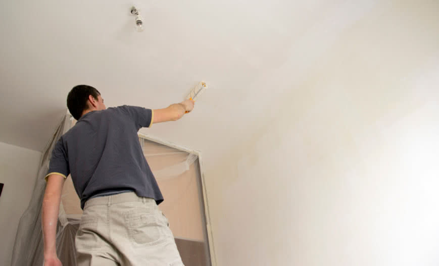 Gruntowanie ścian i sufitów – co daje i kiedy jest konieczne? Poradnik dla budujących i remontujących