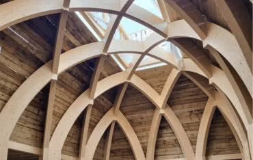 Dźwigary z drewna klejonego i łuki konstrukcyjne – kompendium wiedzy