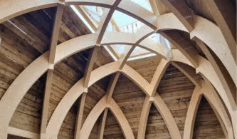 Dźwigary z drewna klejonego i łuki konstrukcyjne – kompendium wiedzy