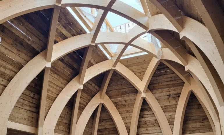 Dźwigary z drewna klejonego i łuki konstrukcyjne – kompendium wiedzy