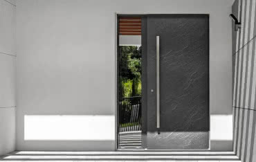 Nowoczesne drzwi wejściowe w stylizacji loft