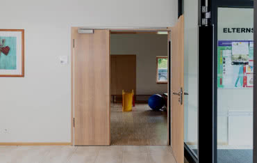 Samozamykacze drzwiowe – jakie dają korzyści?