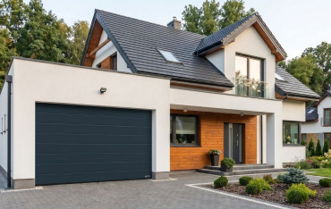 Ograniczona przestrzeń w garażu – kiedy lepiej sprawdzi się brama rolowana, a kiedy segmentowa?