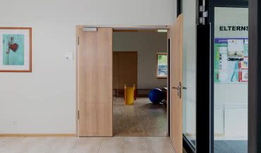 Samozamykacze drzwiowe – jakie dają korzyści?