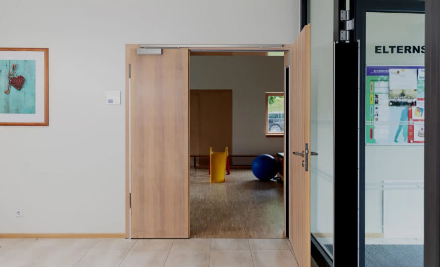 Samozamykacze drzwiowe – jakie dają korzyści?