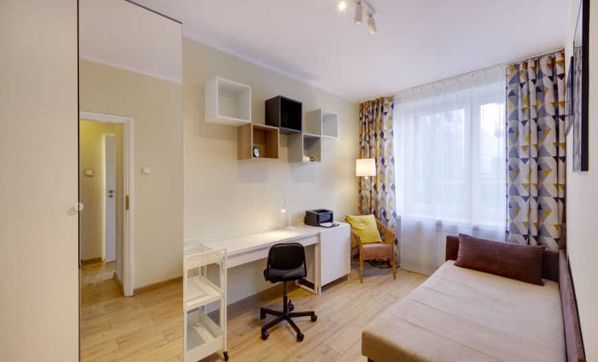 Jak ustawić biurko względem okna? Idealne miejsce pracy w domu