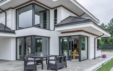 Duże przeszklenia w domu - jakie okna wybrać?