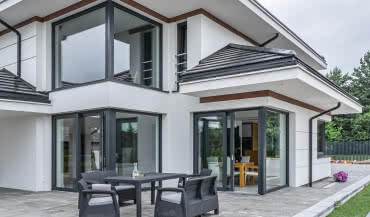 Duże przeszklenia w domu - jakie okna wybrać?