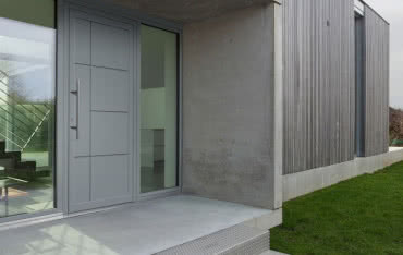 Nowe drzwi z panelem wsadowym SOLANO 86 od Krispol objęte ulgą termomodernizacyjną