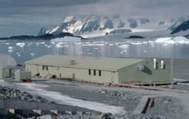 Kolektory słoneczne na dachu brytyjskiej stacji badawczej w Antarktyce