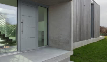 Nowe drzwi z panelem wsadowym SOLANO 86 od Krispol objęte ulgą termomodernizacyjną