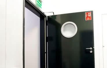 Drzwi stalowe w obiektach przemysłowych – wszystko, co warto wiedzieć