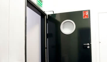 Drzwi stalowe w obiektach przemysłowych – wszystko, co warto wiedzieć