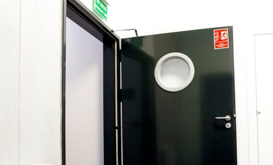 Drzwi stalowe w obiektach przemysłowych – wszystko, co warto wiedzieć