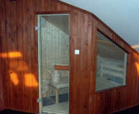 Nawet w starym domu można urządzić miejsce relaksu z sauną w roli głównej. Często umieszcza się ją wtedy na poddaszu albo w piwnicy. Na poddaszu z nisko opadającym stropodachem zwykle montuje się kabiny wykonywane na indywidualne zamówienie