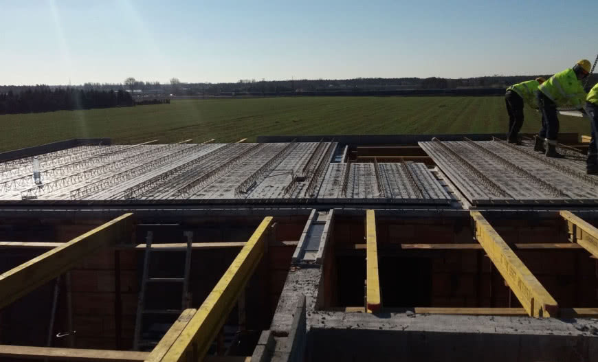 Stropy filigranowe – czy warto postawić na to rozwiązanie?