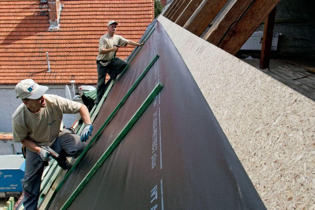 Układanie sztywnego podkładu na dachu