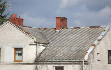 Na co zwrócić uwagę wymieniając dach pokryty azbestem?