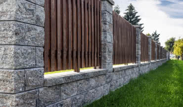 Dylatacja pionowa fundamentów pod ogrodzenie