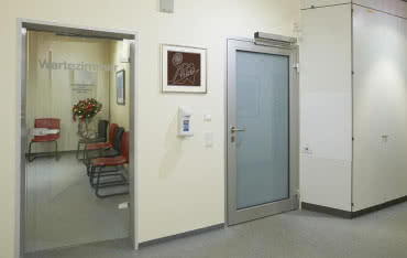 Jak działają drzwi wewnętrzne z napędem PortaMatic?