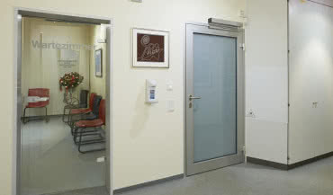 Jak działają drzwi wewnętrzne z napędem PortaMatic?