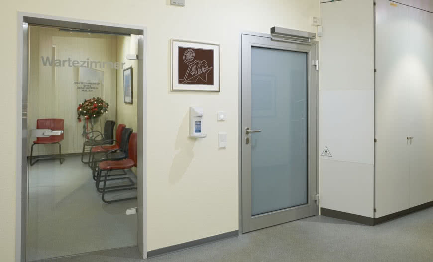 Jak działają drzwi wewnętrzne z napędem PortaMatic?