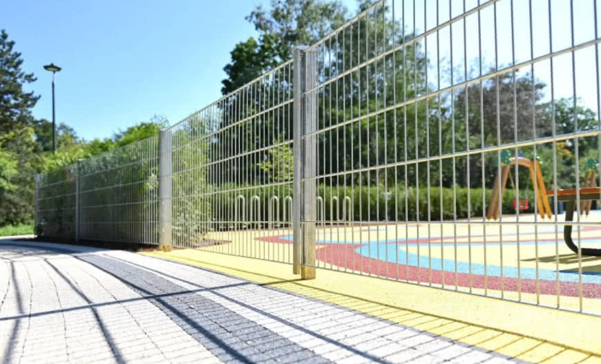 Solidne i bezpieczne ogrodzenia na place zabaw