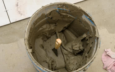 Klejenie płytek bez wysiłku: odkryj zalety klejów żelowych