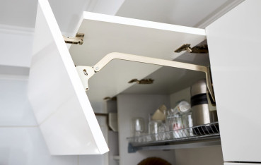 Innowacyjne technologie produkcji zawiasów. Co przynosi przyszłość branży instalacyjnej?