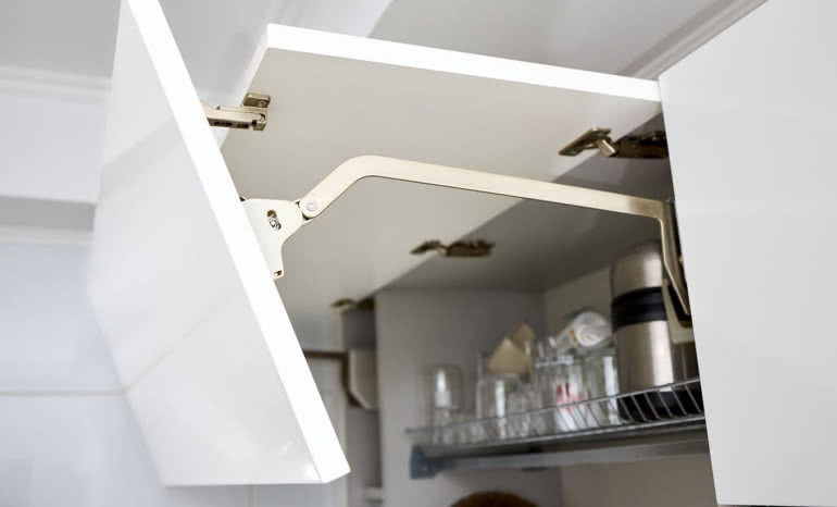 Innowacyjne technologie produkcji zawiasów. Co przynosi przyszłość branży instalacyjnej?