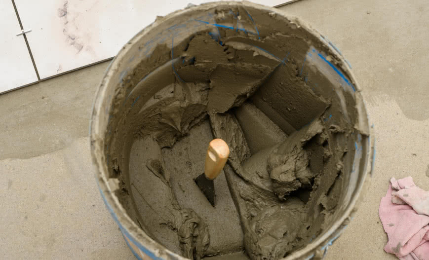 Klejenie płytek bez wysiłku: odkryj zalety klejów żelowych