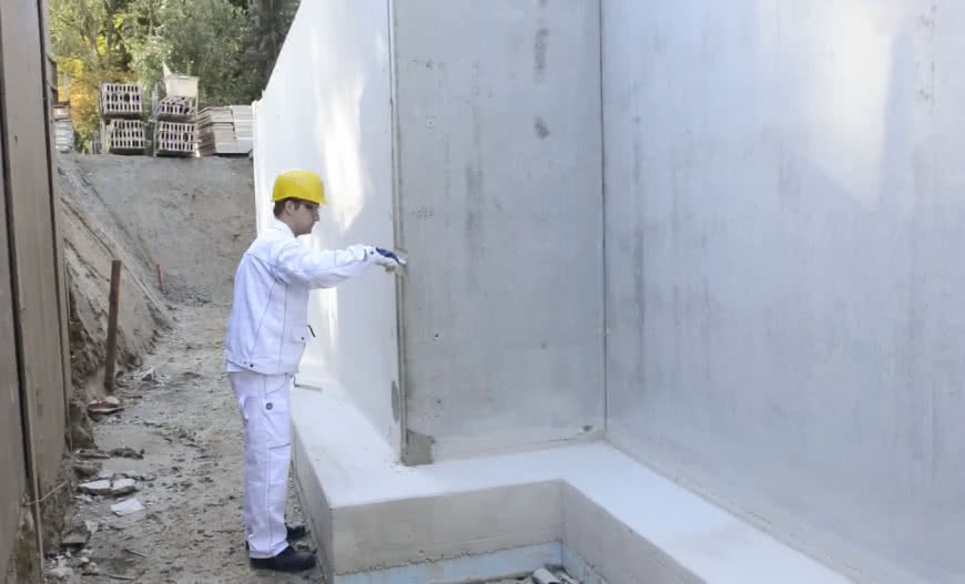 Jak prawidłowo wykonać hydroizolację fundamentów zimą?