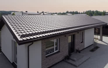 Ile trwa montaż pokrycia z blachy?