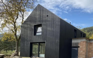 Oddychająca elewacja: dlaczego warto wybrać fasady wentylowane?