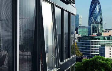 Panele fotowoltaiczne na dachach i fasadach przyszłych budynków