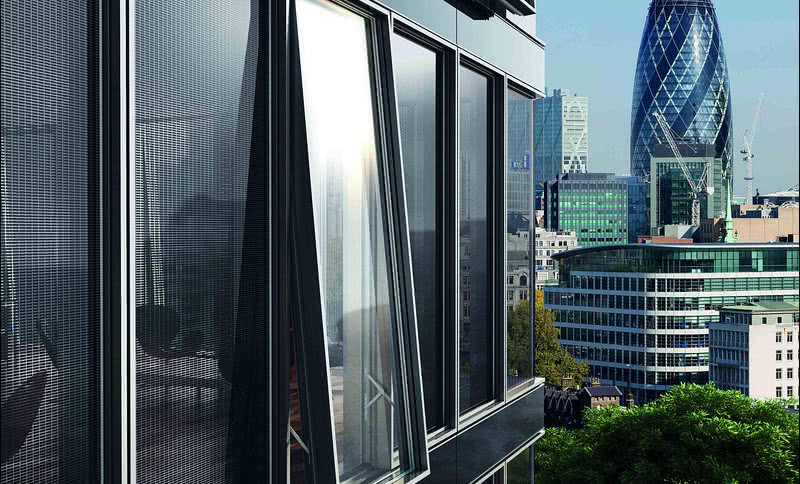 Panele fotowoltaiczne na dachach i fasadach przyszłych budynków