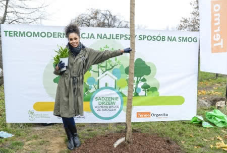 Omenaa Mensah podczas akcji sadzenia drzew na warszawskiej Woli.