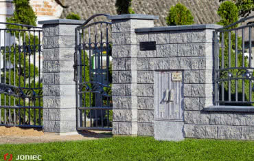 Domofon, skrzynka na listy i śmietnik a ogrodzenie domu