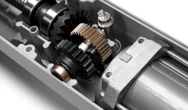 Napęd do bramy garażowej: łańcuchowy, śrubowy czy pasowy? Który wybrać?